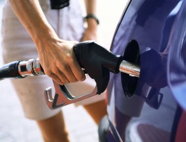 Η «έκρηξη» των τιμών στην βενζίνη προμηνύει ένα εφιαλτικό καλοκαίρι στην τσέπη των Ελλήνων